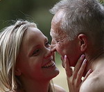 Секс пожилой блондинки с молодым парнем и брызги спермы на лицо