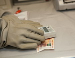 Как в банке находят и хранят радиоактивные банкноты