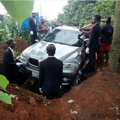 Нигериец похоронил отца в автомобиле BMW X5 за 5,5 млн 