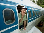 Мужчина почти 17 лет живет посреди леса в старом самолете