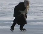Возраст - не помеха: пенсионерка скользит по байкальскому льду