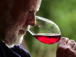 Учёные обнаружили пользу от бокала пива или вина для людей старше 70 лет