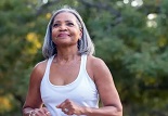  10 безопасных упражнений на свежем воздухе для пожилых людей