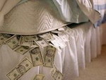 Пенсионеры - не прячьте деньги под подушкой или в чемодане!